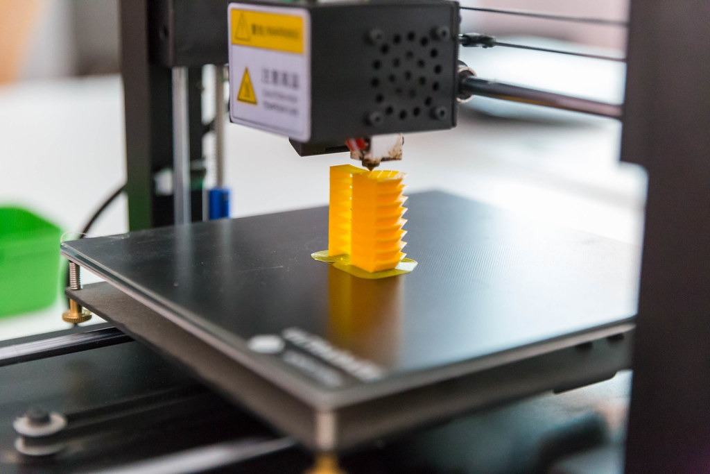 additive manufacturing. Image of logs being loaded on truck.